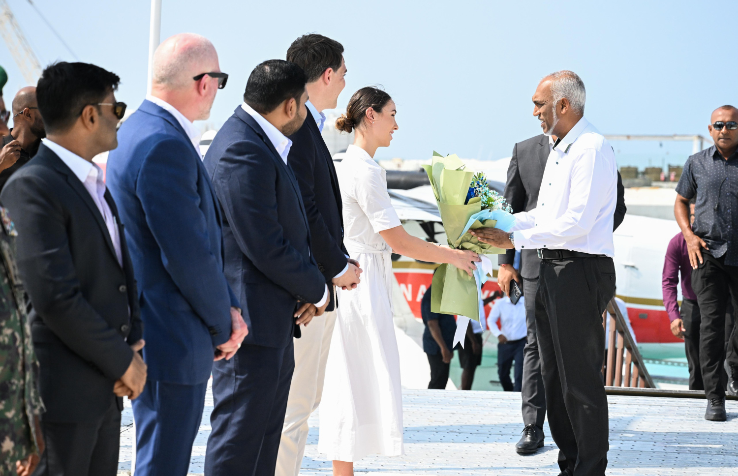 ނ. އަތޮޅު ކުރަމާދޫ އާއި ދެކެނަންފަރާއި ދިގުފަރުގައި "އައިލާ މޯލްޑިވްސް" ގެ ނަމުގައި ހިންގާ ޓައުންޝިޕްގެ އަމަލީ މަސަައްކަތް ރަސްމީކޮށް ފެށުމަށް ބޭއްވި ރަސްމިއްޔާތަށް ރައީސް މުއިއްޒު ވަޑައިގަތުމުން އެމަނިކުފާނަށް މަރުހަބާ ދަންނަވަނީ.-- ފޮޓޯ: ރައީސް އޮފީސް