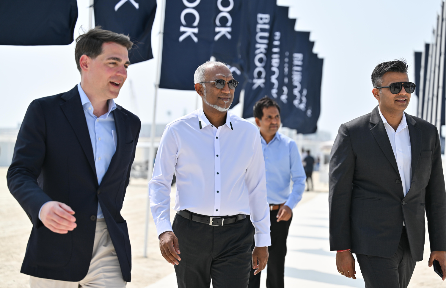 ނ. އަތޮޅު ކުރަމާދޫ އާއި ދެކެނަންފަރާއި ދިގުފަރުގައި "އައިލާ މޯލްޑިވްސް" ގެ ނަމުގައި ހިންގާ ޓައުންޝިޕްގެ އަމަލީ މަސަައްކަތް ރަސްމީކޮށް ފެށުމަށް ބޭއްވި ރަސްމިއްޔާތަށް ރައީސް މުއިއްޒު ވަޑައިގަންނަވަނީ.-- ފޮޓޯ: ރައީސް އޮފީސް