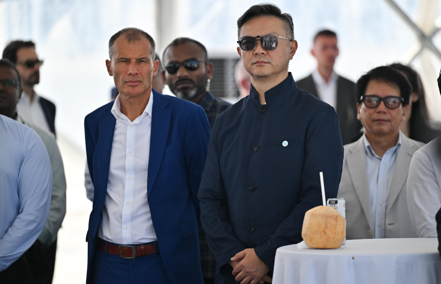 ސަސްޓެއިނަބުލް ޓައުުންޝިޕް "އައިލާ މޯލްޑިވްސް"ގެ އަމަލީ މަސައްކަތް ފެށުމަށް ބޭއްވި ހާއްސަ ރަސްމިއްޔާތުގައި ބައިވެރިވި ބައެއް އިސްވެރިން.-- ފޮޓޯ: ރައީސް އޮފީސް