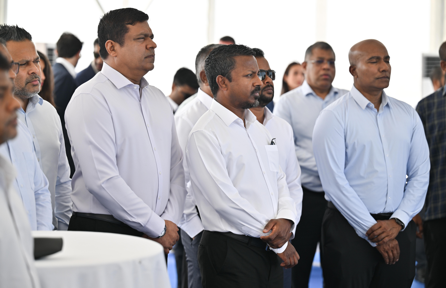 ސަސްޓެއިނަބުލް ޓައުުންޝިޕް "އައިލާ މޯލްޑިވްސް"ގެ އަމަލީ މަސައްކަތް ފެށުމަށް ބޭއްވި ހާއްސަ ރަސްމިއްޔާތުގައި ސަރުކާރުގެ ބައެއް އިސްވެރިން ބައިވެރިވެވަޑައިގަންނަވަނީ. ފޮޓޯ: ރައީސް އޮފީސް