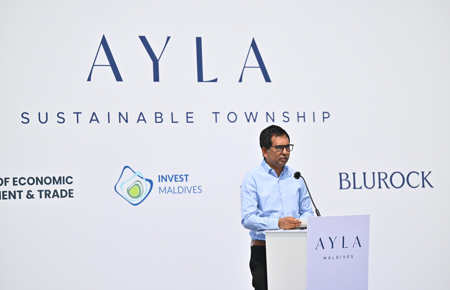 ސަސްޓެއިނަބުލް ޓައުުންޝިޕް "އައިލާ މޯލްޑިވްސް"ގެ އަމަލީ މަސައްކަތް ފެށުމަށް ބޭއްވި ހާއްސަ ރަސްމިއްޔާތުގައި އިކޮނޮމިކް މިނިސްޓަރު މުހައްމަދު ސައީދު ވާހަކަ ދައްކަވަނީ. ފޮޓޯ: ރައީސް އޮފީސް