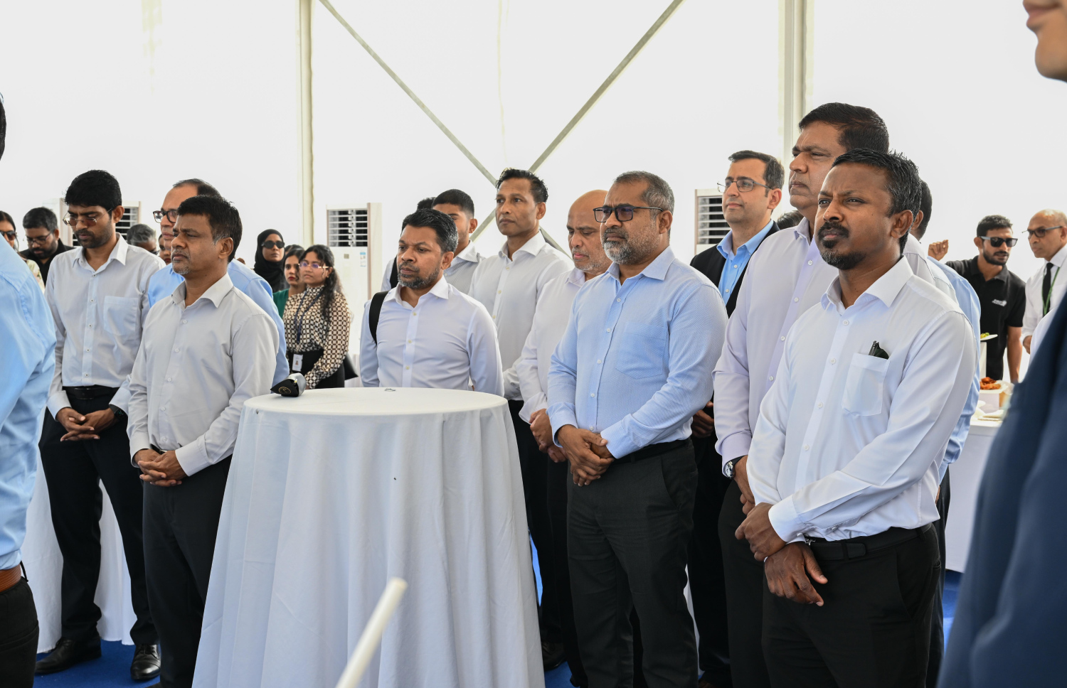 ސަސްޓެއިނަބުލް ޓައުުންޝިޕް "އައިލާ މޯލްޑިވްސް"ގެ އަމަލީ މަސައްކަތް ފެށުމަށް ބޭއްވި ހާއްސަ ރަސްމިއްޔާތުގައި ސަރުކާރުގެ ބައެއް އިސްވެރިން ބައިވެރިވެވަޑައިގަންނަވަނީ. ފޮޓޯ: ރައީސް އޮފީސް