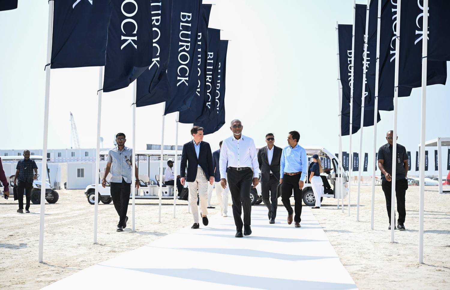 ނ. އަތޮޅު ކުރަމާދޫ އާއި ދެކެނަންފަރާއި ދިގުފަރުގައި "އައިލާ މޯލްޑިވްސް" ގެ ނަމުގައި ހިންގާ ޓައުންޝިޕްގެ އަމަލީ މަސަައްކަތް ރަސްމީކޮށް ފެށުމަށް ބޭއްވި ރަސްމިއްޔާތަށް ރައީސް މުއިއްޒު ވަޑައިގަންނަވަނީ.-- ފޮޓޯ: ރައީސް އޮފީސް