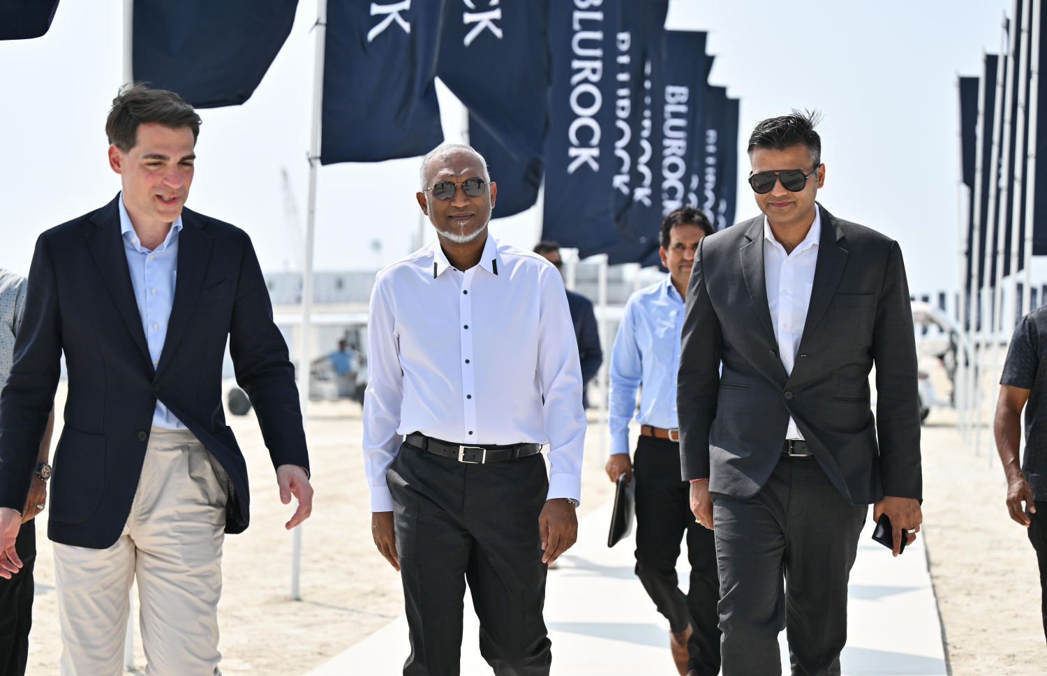 ނ. އަތޮޅު ކުރަމާދޫ އާއި ދެކެނަންފަރާއި ދިގުފަރުގައި "އައިލާ މޯލްޑިވްސް" ގެ ނަމުގައި ހިންގާ ޓައުންޝިޕްގެ އަމަލީ މަސަައްކަތް ރަސްމީކޮށް ފެށުމަށް ބޭއްވި ރަސްމިއްޔާތަށް ރައީސް މުއިއްޒު ވަޑައިގަންނަވަނީ.-- ފޮޓޯ: ރައީސް އޮފީސް