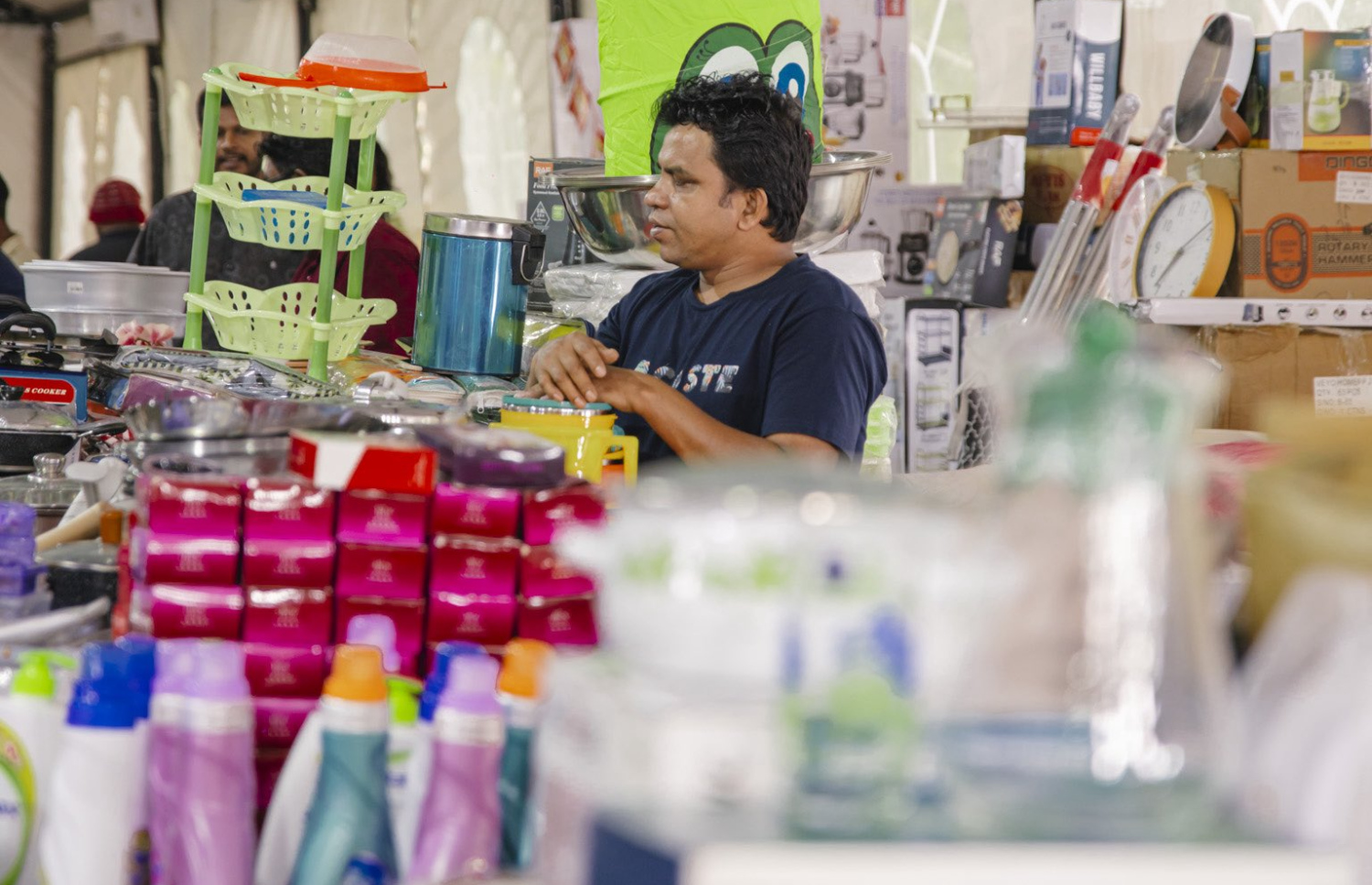 އެޗްޑީސީގެ ރޯދަ ބާޒާރުގެ ސްޓޯލެއްގައި މީހަކު މަޑުކޮށްލައިގެން.---ފޮޓޯ: އެޗްޑީސީ