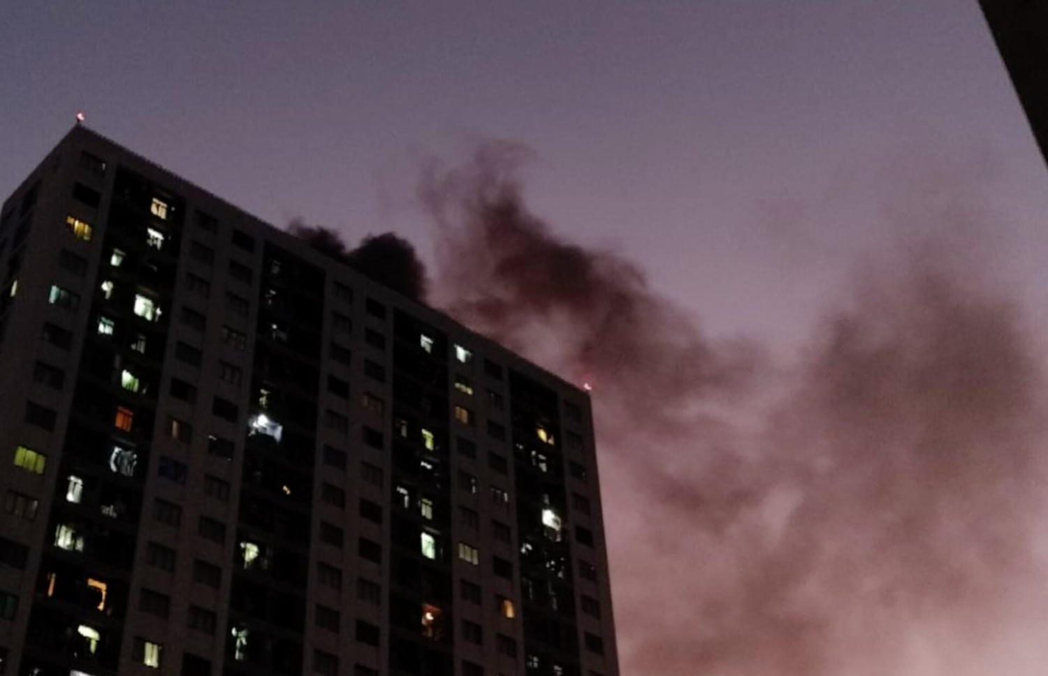 ހިޔާ ޓަވަރު 5 ގައި ރޯވެ، ދުންތައް ވައިގޮޅިން ބޭރަށް ނިކުންނަނީ.