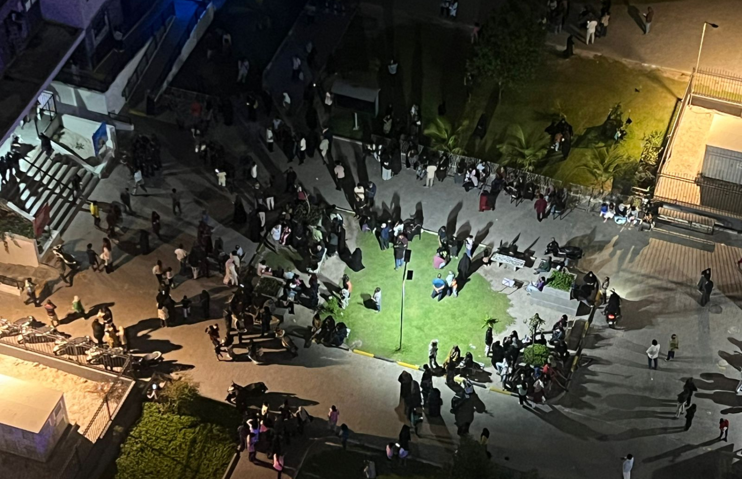 ހިޔާ ޓަވަރު 5 ގައި ހިނގި އަލިފާނުގެ ހާދިސާއަށް ފަހު މީހުން އިމާރާތުން ނެރެފައި -- ފޮޓޯ: މިހާރު