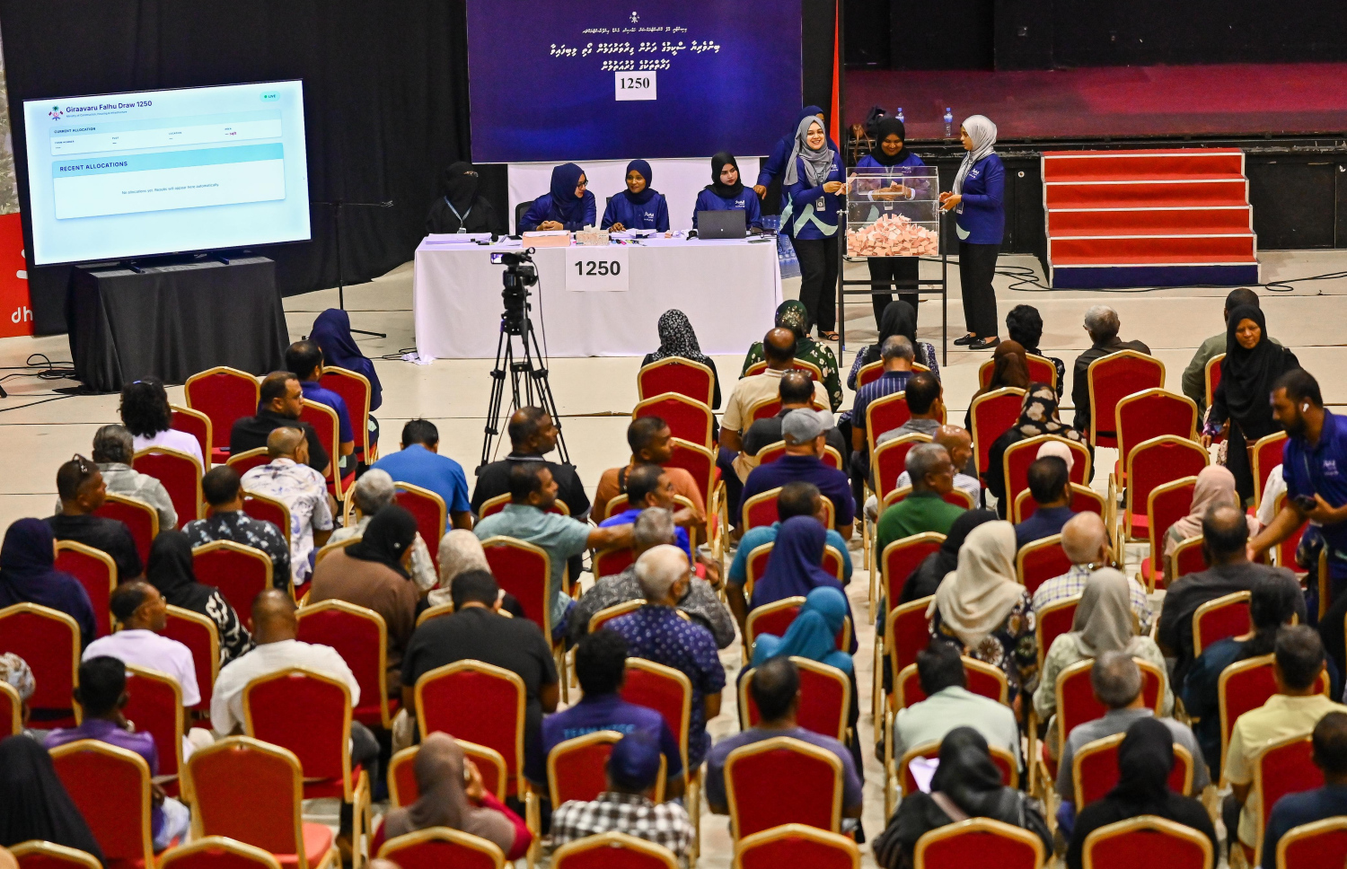 ގިރާވަރުފަޅުގެ ޕްލޭނަށް އައި ބަދަލާ ގުޅިގެން މިދިޔަ ހޮނިހިރު ދުވަހު ގުރުނެގުން ސޯޝަލް ސެންޓަރުގައި ކުރިއަށް ގެންދަނީ.---ފޮޓޯ: ފަޔާޒު މޫސާ| މިހާރު