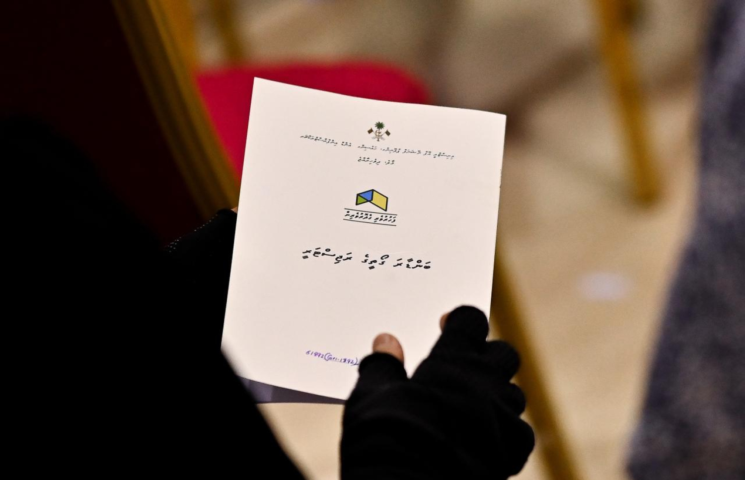 ގިރާވަރުފަޅުގެ ލޭންޑް ޔޫސް ޕްލޭން ބަދަލުކޮށް، އާ ލޭންޑް ޔޫސް ޕްލޭނާ އެއްގޮތަށް ގިރާވަރުފަޅުން ގޯތި ލިބުނު މީހުންގެ މެދުގައި މިއަދު ބާއްވާ ގުރުއަތުލުމަށް ދިޔަ މީހަކު އޭނާގެ ގޯތީގެ ރަޖިސްޓަރީ ހިފައިގެން.---ފޮޓޯ: ފަޔާޒު މޫސާ| މިހާރު