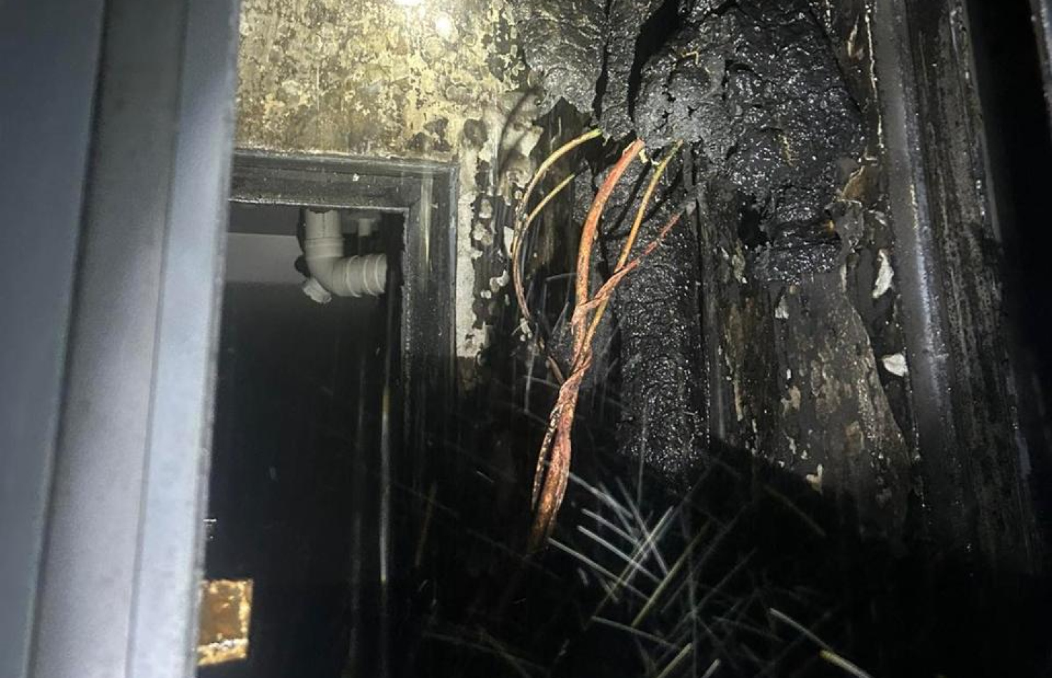 ހިޔާ ފެލްޓް 5ގެ ވައިގޮޅޫގައި ހިނގި އަލިފާނުގެ ހާދިސާގައި އޭސީ އައުޓްޑޯ ޔުނިޓެއް އަނދާފައި.-- ފޮޓޯ: އެމްއެންޑީއެފް