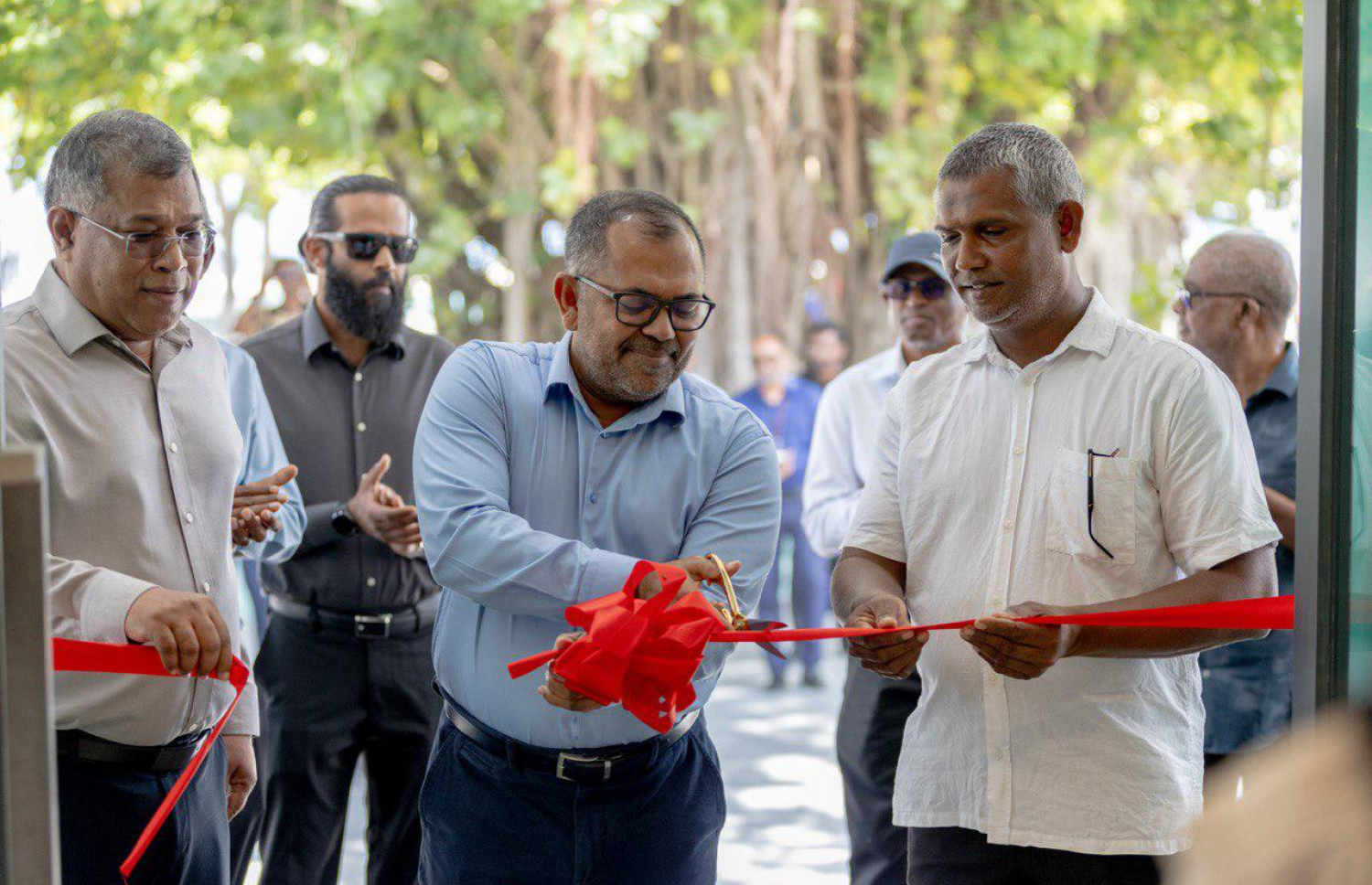 ބީއެމްއެލް އިން ކުޑަހުވަދޫގައި ގާއިމްކުރި އާ ބްރާންޗު ފިނޭންސް މިނިސްޓަރު ޒަމީރު މިއަދު ހުޅުއްވައި ދެއްވާއިރު އަރިހުގައި އެ ބޭންކުގެ ސީއީއޯ ޝަރީފް (ވ). ---ފޮޓޯ: ބީއެމްއެލް