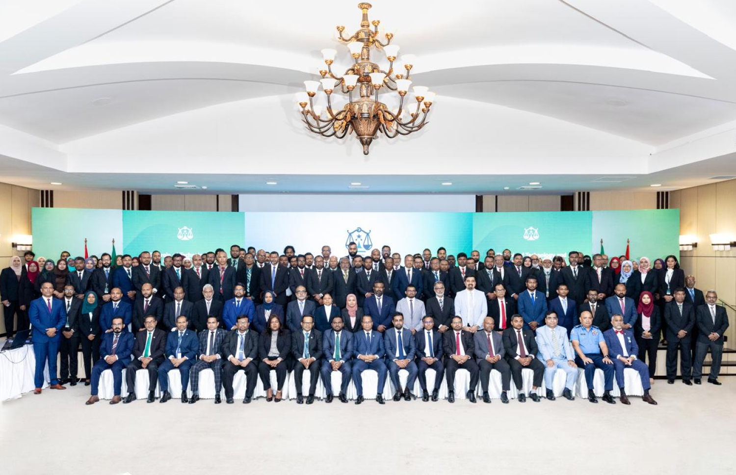 މި އަހަރުގެ ޖުޑީޝަލް ކޮންފަރެންސް ފެށުމުގެ ގޮތުން ޕެރެޑައިޒް އައިލެންޑް ރިސޯޓުގައި ބޭއްވި ރަސްމިއްޔާތު.-- ފޮޓޯ: ޑީޖޭއޭ