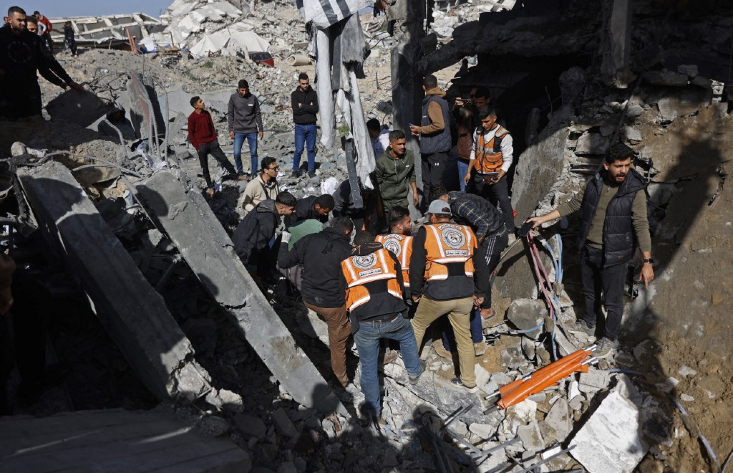 އިޒްރޭލުގެ ހަމަލާއެއް އަމާޒުވި ތަނެއްގެ ތެރެއިން މީހުންގެ ހަށިތައް ހޯދުމުގެ މަސައްކަތްކުރަނީ. -- ފޮޓޯ: އޭއެފްޕީ