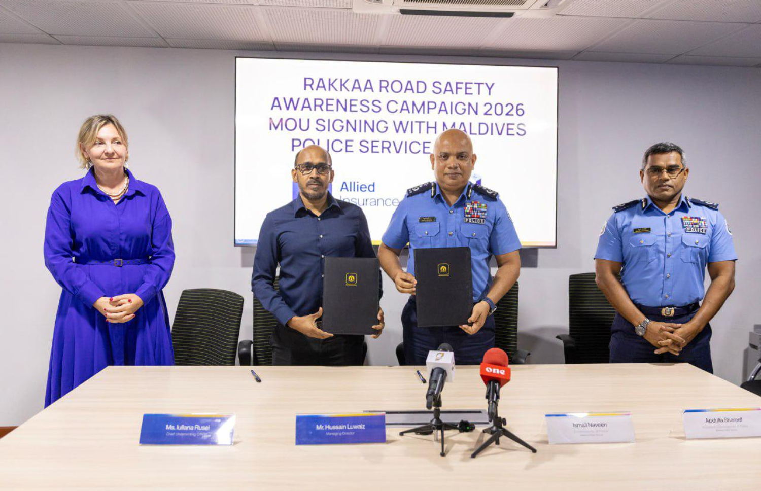 އެސިސްޓަންޓް ޕޮލިސް ކޮމިޝަނަރު އަބްދުﷲ ޝަރީފް އާއި ޕޮލިސް ކޮމިޝަނަރު އިސްމާއިލް ނަވީން އަދި އެލައިޑުގެ އެމްޑީ ހުސެއިން ލުވެއިޒް އާއި އެކުންފުނީގެ ޗީފް އަންޑާރައިޓިން އޮފިސަރު، އިއުލިއާނާ ރުސޭ މިއަދު އޮތް ނޫސްވެރިންގެ ބައްދަލުވުމުގައި. -- ފޮޓޯ: އެލައިޑު