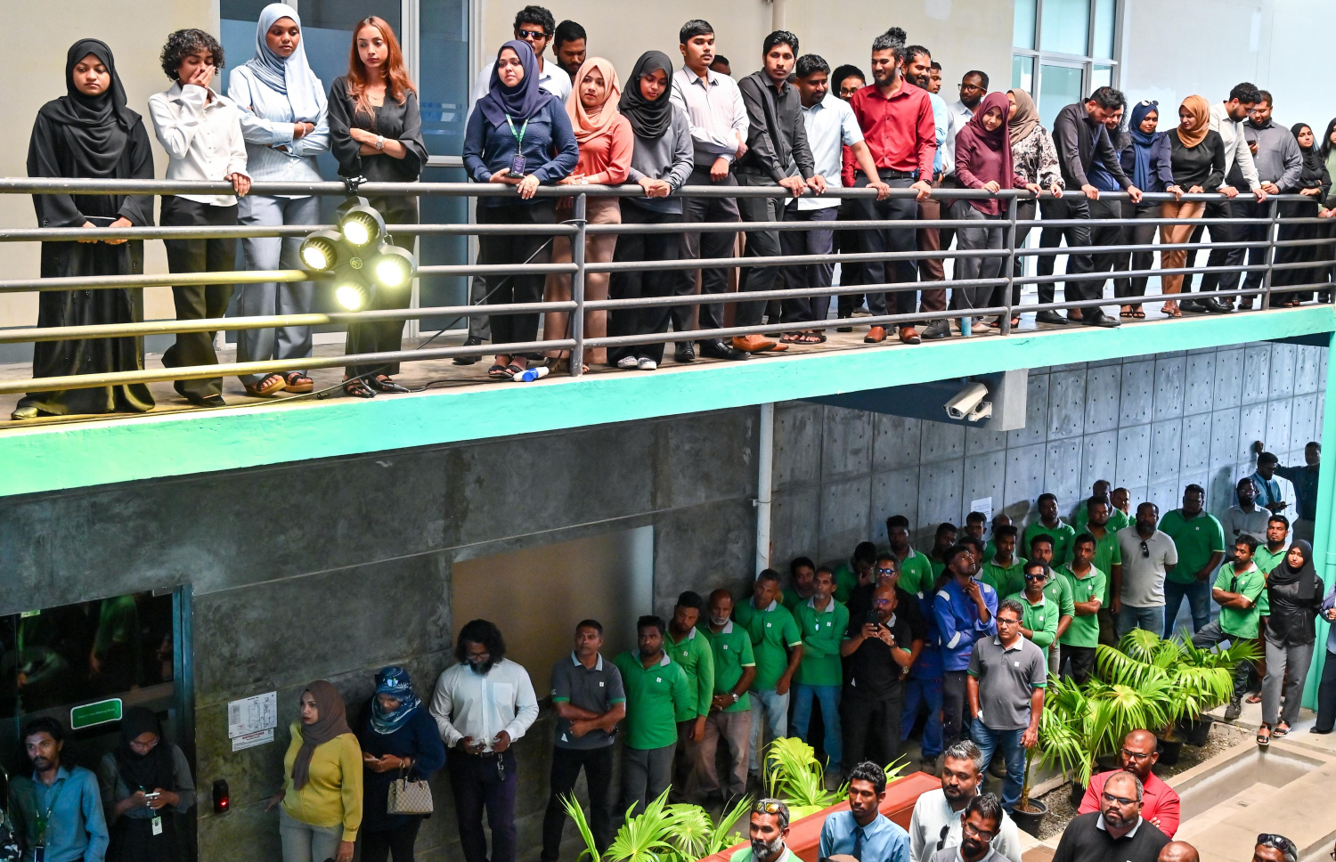 އެޗްޑީސީއަށް 25 އަހަރު ފުރުން ފާހަގަ ކުރަން ފެށުމަށް އިއްޔެ ބޭއްވި ރަސްމިއްޔާތުގައި އެ ކުންފުނީގެ މުވައްޒަފުން ބައިވެރިވަނީ.-- ފޮޓޯ: ފަޔާޒު މޫސާ| މިހާރު