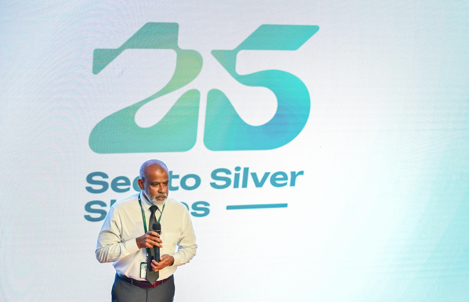 އެޗްޑީސީއަށް 25 އަހަރު ފުރުން ފެށުން ފާހަގަ ކުރުމަށް އިއްޔެ ބޭއްވި ރަސްމިއްޔާތުގައި އެ ކުންފުނީގެ މެނޭޖިން ޑިރެކްޓަރު އަލީ ޒުހައިރު ވާހަކަ ދައްކަވަނީ.--- ފޮޓޯ: ފަޔާޒު މޫސާ| މިހާރު