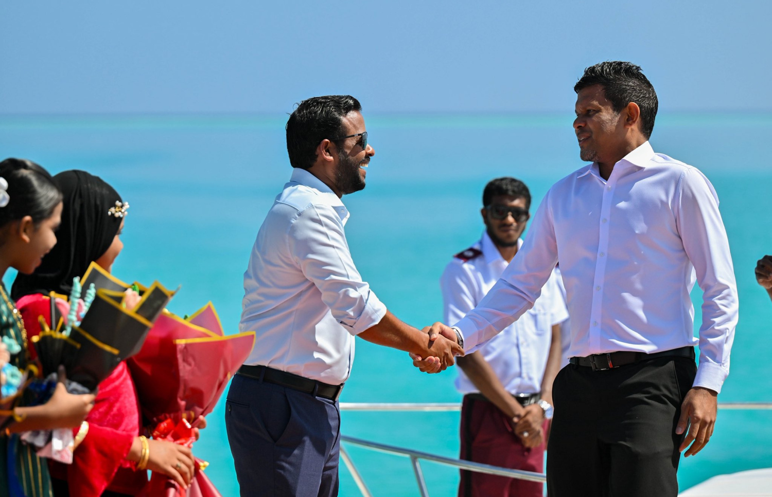 ނައިބުރައީސްް ހުސައިން މުހައްމަދު ލަތީފު ފިޔޯރީއަށް ވަޑައިގެންނެވުމުން ހައުސިން މިނިސްޓަރު ޑރ.އަބްދުﷲ މުއްތަލިބު އެމަނިކުފާނަށް މަރުހަބާ ދަންނަވަނީ. ފޮޓޯ: ހައުސިން މިނިސްޓްރީ