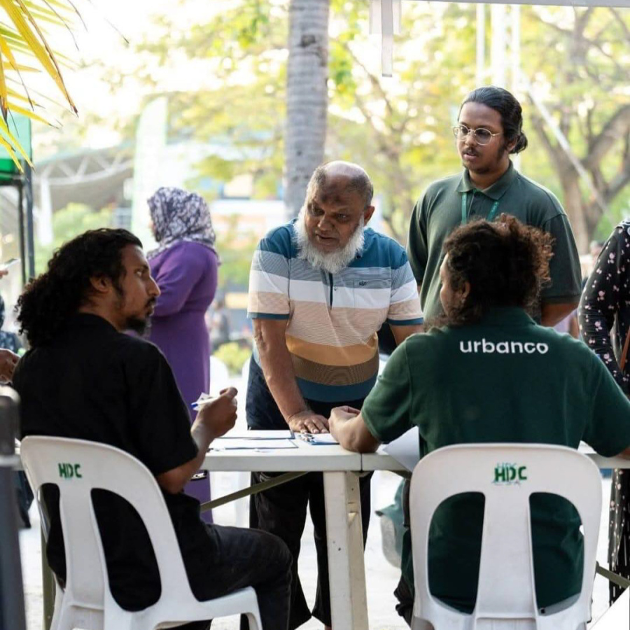 ރޯދަ މަހަށް "އެއްގެއިން އަނެއްގެއަށް" ތަކެތި ހަދިޔާކުރުމަށް އެޗްޑީސީން ކުރިއަށް ގެންދާ ކެމްޕޭނުގައި މިދިޔަ އަހަރު އެ ކުންފުނީގެ މުވައްޒަފުން ހަރަކާތްތެރިވަނީ.-- ފޮޓޯ: އެޗްޑިސީ