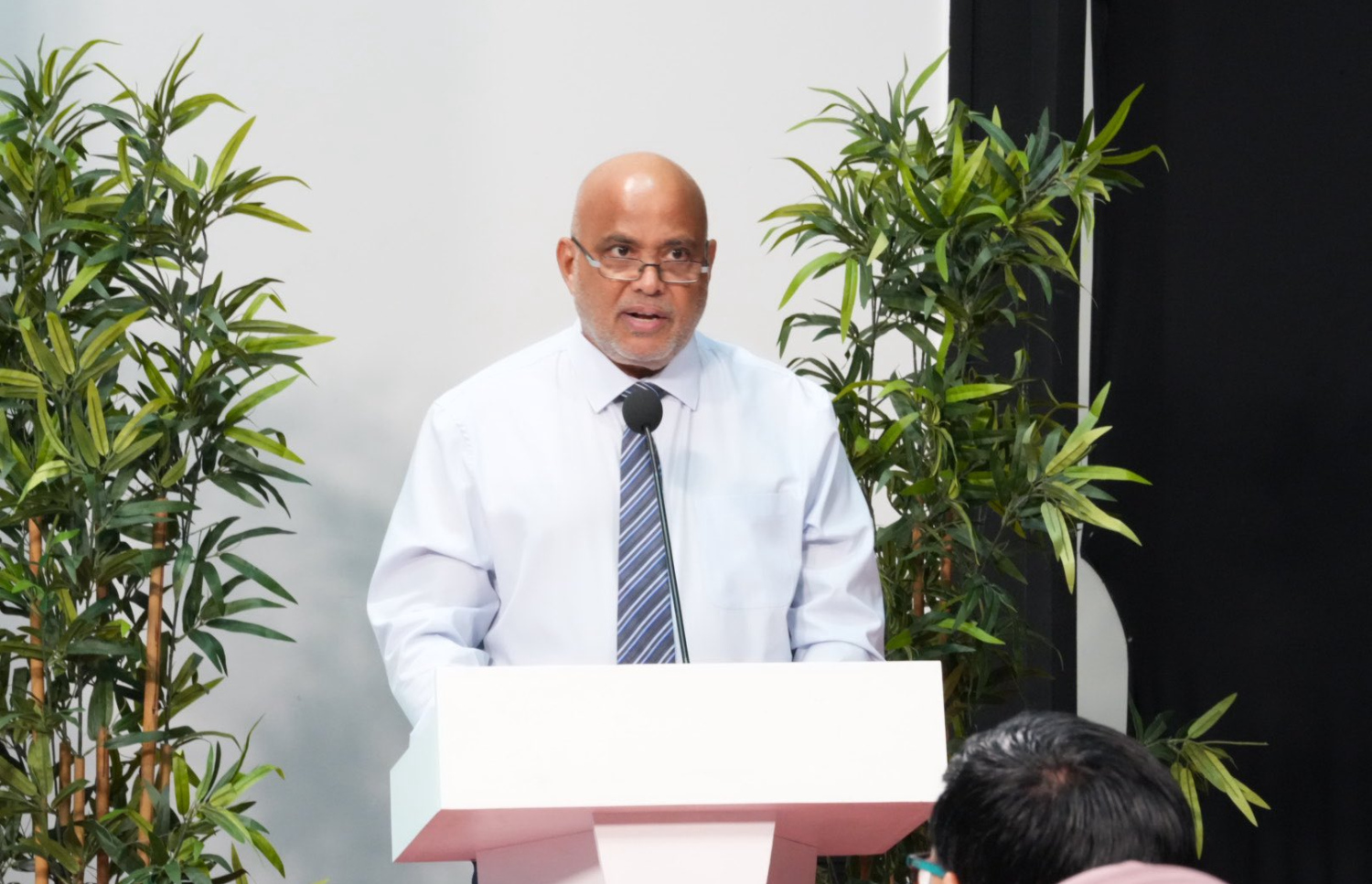 ދަރިވަރުންނަށް ފައިސާ ދޫކުރުމުގައި ދިމާވާ ދަތިތައް ހައްލު ކުރުމަށް "ކުރި" ތައާރަފް ކުރުމަށް ބޭއްވި ރަސްމިއްޔާތުގައި ހަޔާ އެޑިޔުކޭޝަން މިނިސްޓަރު ޑރ. އަލީ ހައިދަރު ވާހަކަ ދައްކަވަނީ.-- ފޮޓޯ: ހަޔާ އެޑިޔުކޭޝަން މިނިސްޓްރީ