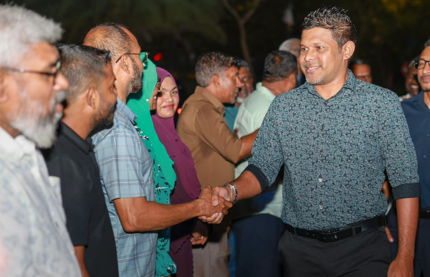 ޕީއެންސީގެ ކެންޑިޑޭޓުންގެ މާފަންނު ޖަގަހަ ހުޅުވަން މިރޭ ބޭއްވި ރަސްމިއްޔާތަށް ވަޑައިގެން ނައިބު ރައީސް މީހަކާ ސަލާމްކުރައްވަނީ.-- ފޮޓޯ: ޕީއެންސީ