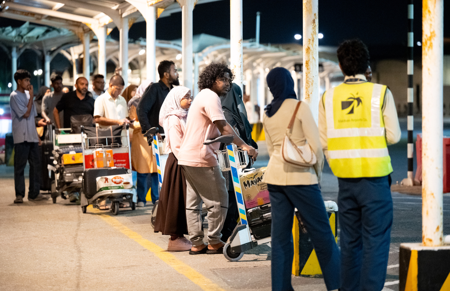 ވެލާނާ އިންޓަނޭޝަނަލް އެއާޕޯޓުގެ ކުރީގެ ޓެކްސީ ކިއު: މިހާރު ޓެކްސީއަށް އެރޭނީ އާ ޓާމިނަލް (ޓާމިނަލް 1) ޓެކްސީ ކިއު އިން އެކަނި.-- ފޮޓޯ: ނިޝާން އަލީ | މިހާރު