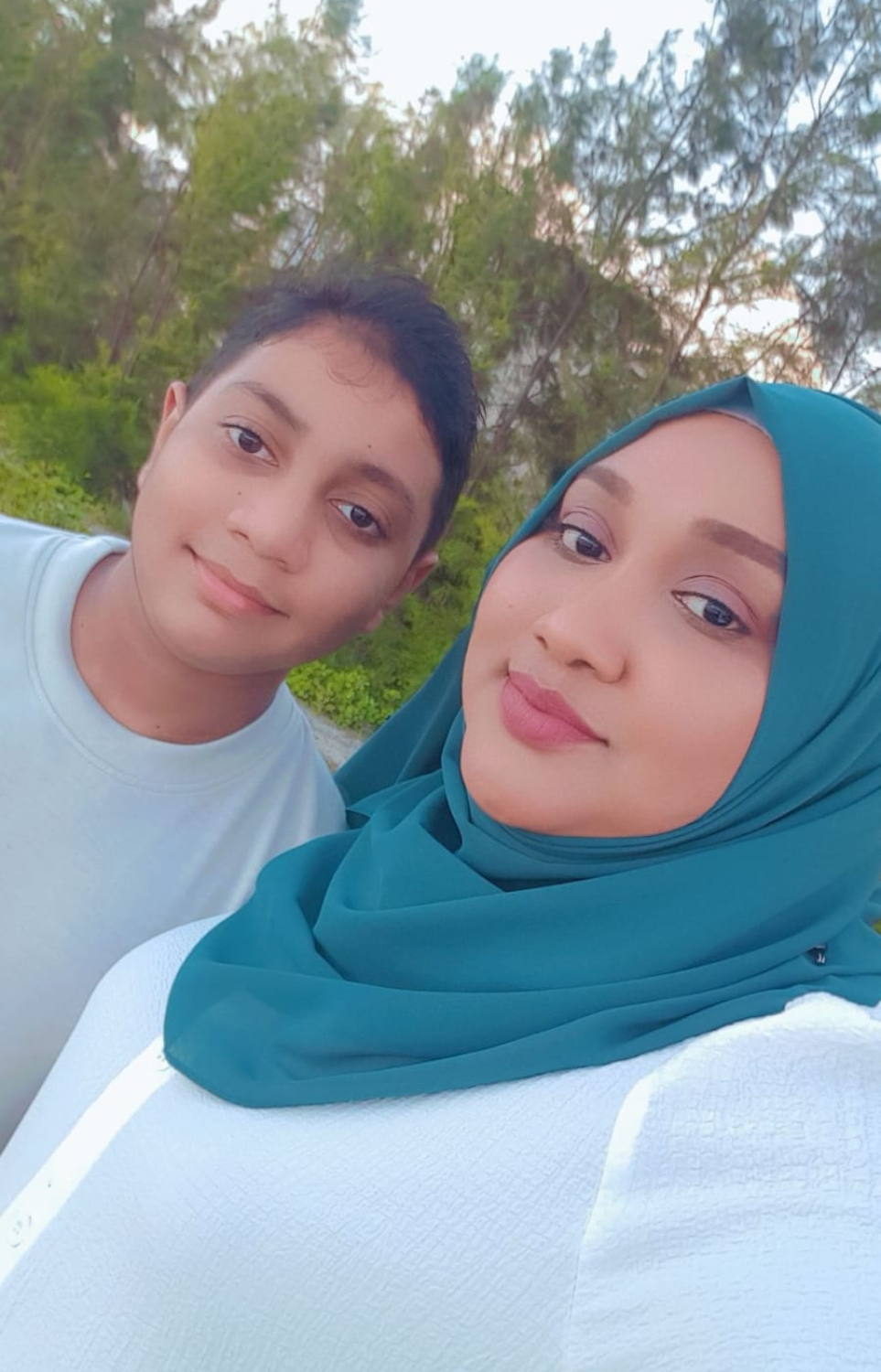 ޝަޒީމާ، އޭނާގެ ހުރި ހަމައެކަނި ދަރިފުޅު، އައިދިންއާއެކު.