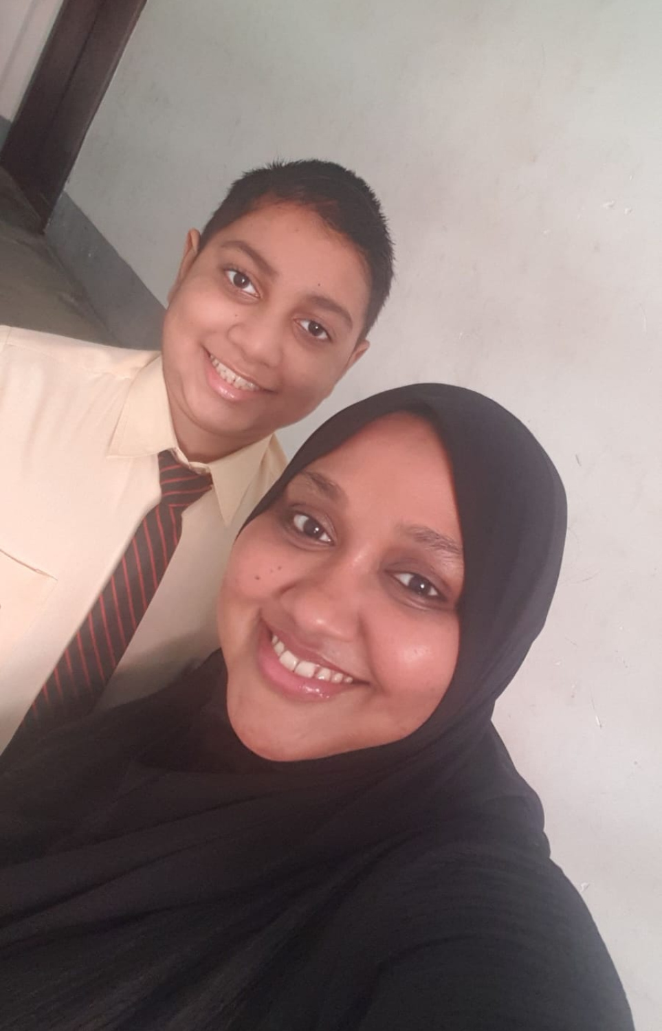 ޝަޒީމާ، އޭނާގެ ހުރި ހަމައެކަނި ދަރިފުޅު، އައިދިންއާއެކު.