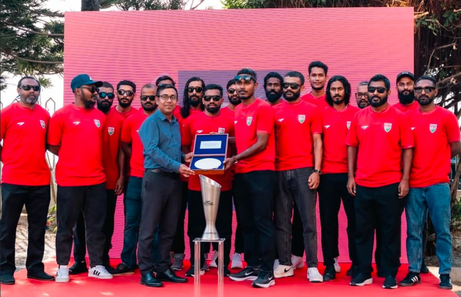 ގައުމީ ޓީމުގެ ކުޅުންތެރިންނަށް ހަނދާނީ ފިލާ ދެނީ. -- ފޮޓޯ: އެސްޓީއޯ