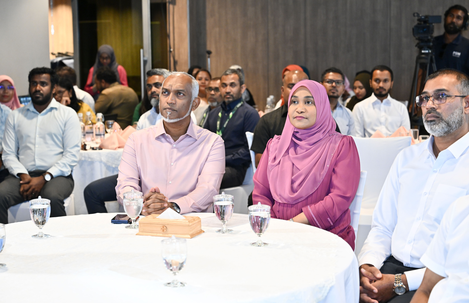 ފާޓިލިޓީ ސެންޓަރުގެ ކާމިޔާބީ ފާހަގަކުރަން ބޭއްވި ރަސްމިއްޔާތުގައި ރައީސްގެ ދެކަނބަލުން ބައިވެރިވެވަޑައިގަންނަވަނީ --- ފޮޓޯ/ރައީސް އޮފީސް