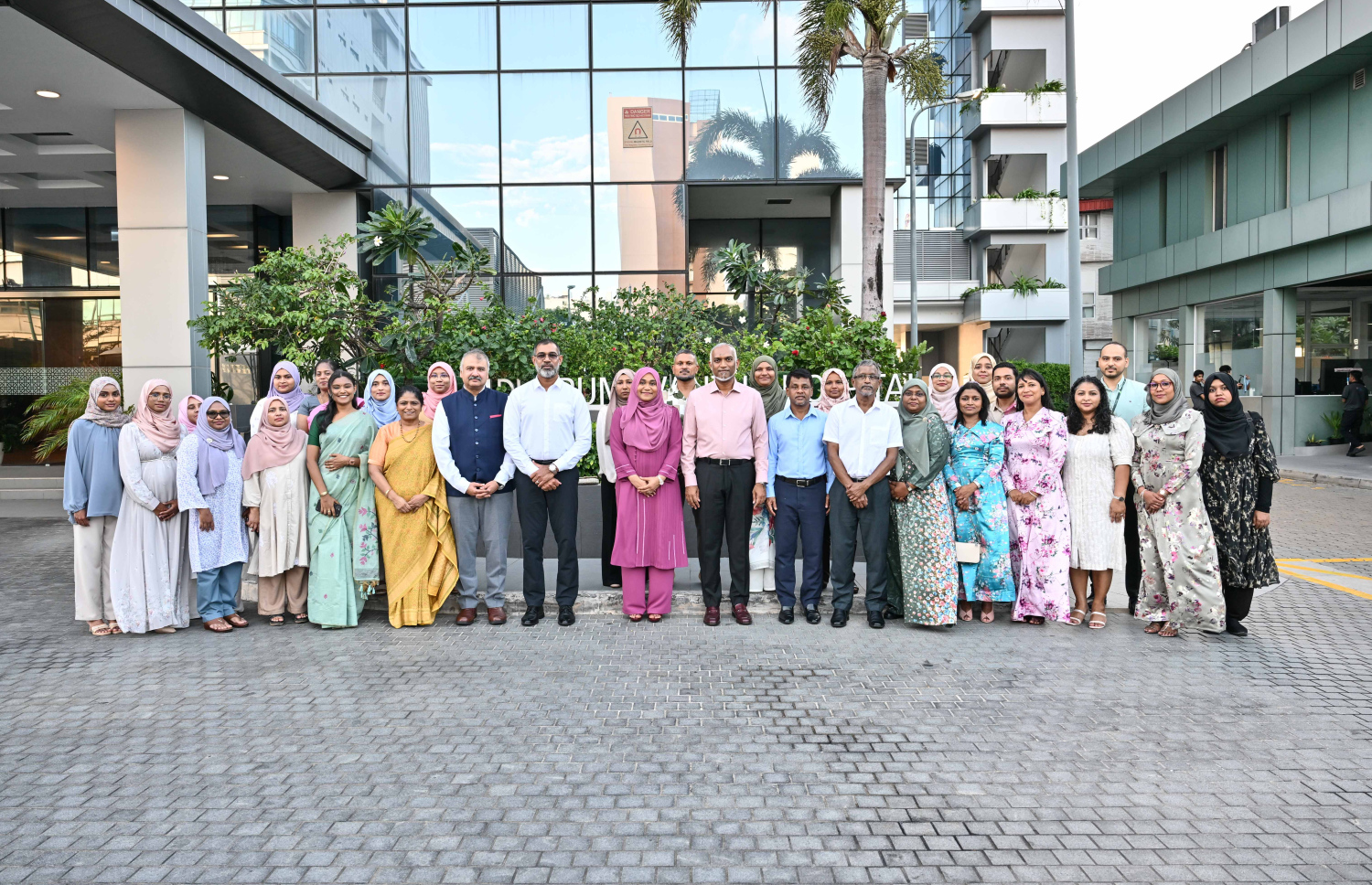 ފާޓިލިޓީ ސެންޓަރުގެ ކާމިޔާބީ ފާހަގަކުރަން ބޭއްވި ރަސްމިއްޔާތުގައި ބައިވެރިވި ބައެއް މީހުންނާއެކު ރައީސްގެ ދެކަނބަލުން ފޮޓޯއެއް ނަންގަވަނީ --- ފޮޓޯ/ރައީސް އޮފީސް