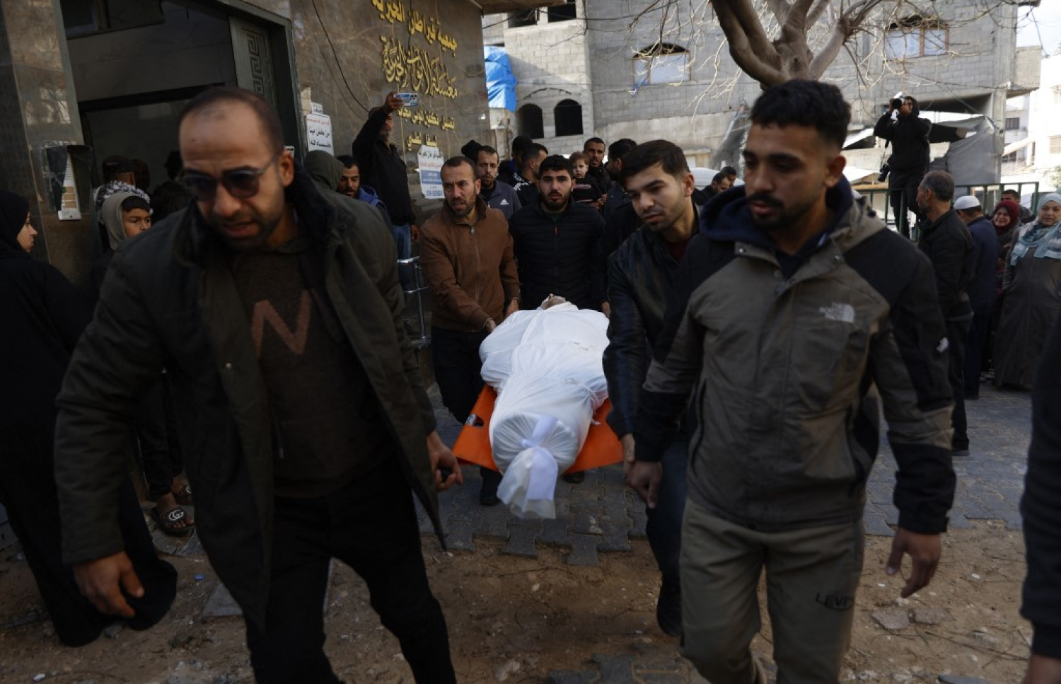 ޣައްޒާގައި މިއަދު ޝަހީދުކޮށްލި މީހެއްގެ ހަށިގަނޑު ވަޅުލަން ގެންދަނީ. -- ފޮޓޯ: އޭއެފްޕީ