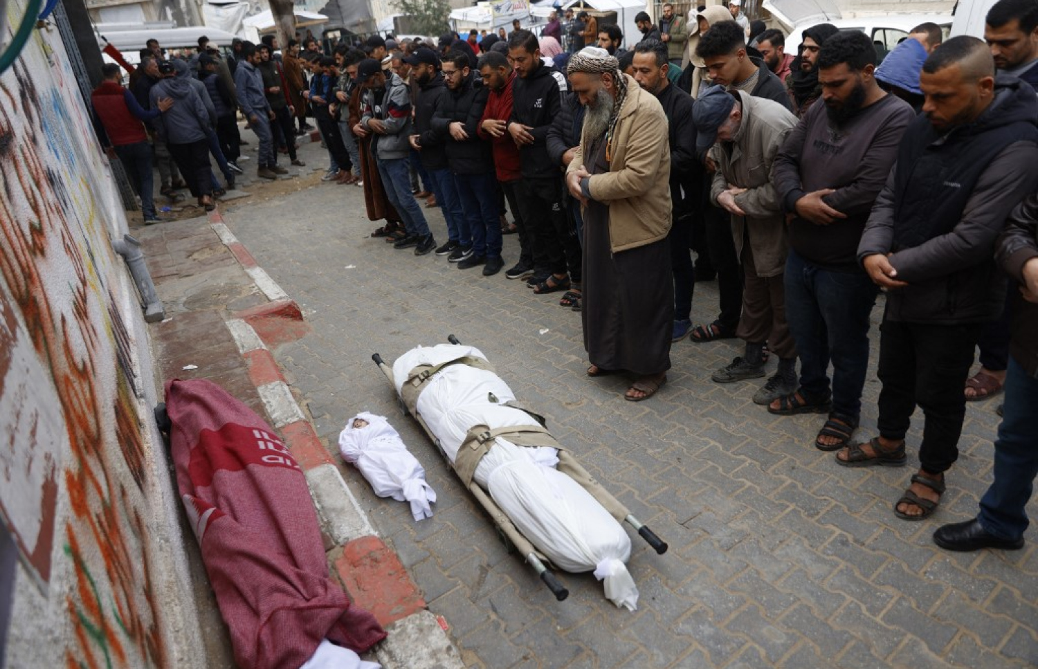 ޣައްޒާގައި މިއަދު ދިން ހަމަލާގައި ޝަހީދުވި ބައެއްގެ ކަށުނަމާދު ކުރަނީ. -- ފޮޓޯ: ޢޭއެފްޕީ