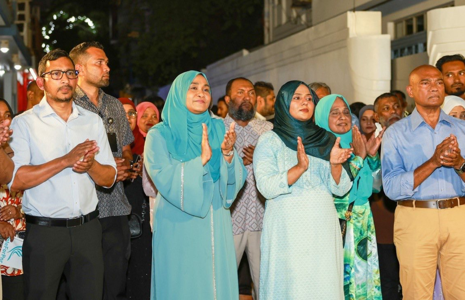 އަލައިކާގެ ކެމްޕެއިން ޖަގަހަ ހުޅުވަން މިރޭ ބޭއްވި ހަފުލާގައި ފަސްޓް ލޭޑީ ސާޖިދާ ބައިވެރިވެވަޑައިގަންނަވަނީ.---ފޮޓޯ: ޕީއެންސީ