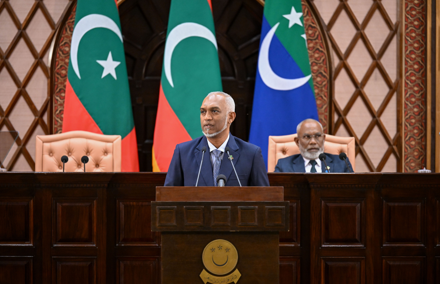 ރައީސް ޑރ. މުހައްމަދު މުއިއްޒު ރިޔާސީ ބަޔާން އިއްވަވަނީ: ސުކޫކަށް ބޭނުންވާ ފައިނޭންސް ހަމަޖައްސާނީ 9 ޕަސެންޓަށް ވުރެ ކުޑަ އިންޓްރެސްޓް ރޭޓުގައި ކަމަށް އެމަނިކުފާނު ވަނީ ވިދާޅުވެފައި -- ފޮޓޯ: މަޖިލީސް