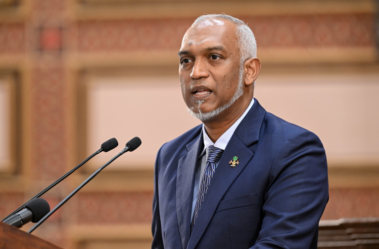 Firimeeha/ Anbi meeha ge boahiyaavahikameh othas goachah kurimathilevey gothah alun hulhuvaalaanan: Raees