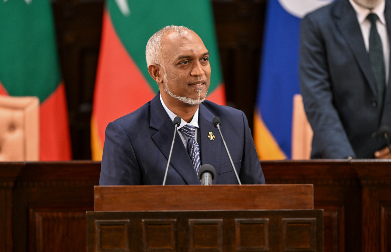 ރައީސް މިއަދު ރިޔާސީ ބަޔާން އިއްވަވަނީ: ބޯހިޔާވަހިކަމުގެ އިތުރު ފުރުސަތަކަށް ވަރަށް އަވަހަށް ހުޅުވާލާނެ ކަމަށާއި އެ ހުޅުވާލާއިރު އަނބިމީހާ/ފިރިމީހާގެ ބޯހިޔާވަހިކަމެއް އޮތަސް އެ ސްކީމަށް ކުރިމަތިލެވޭނެ ކަމަށް ވިދާޅުވި.--- ފޮޓޯ/މަޖިލިސް