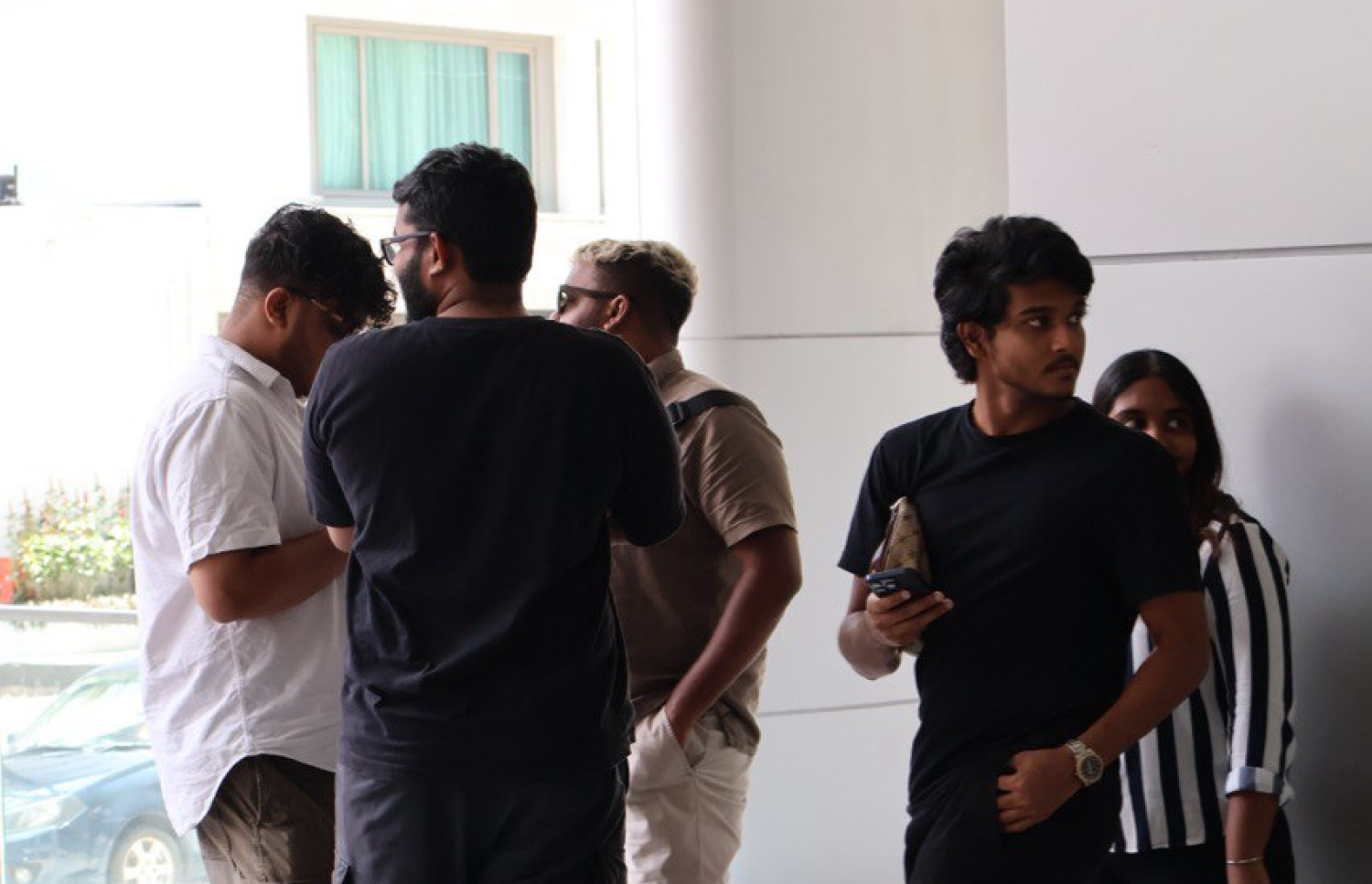 މަޖިލިސް އިންތިހާބުގައި ވޯޓުލުމަށްފަހު، މެލޭޝިޔާގައި އުޅޭ ދިވެހިންތަކެއް މަޑުކޮށްލައިގެން. އެ ގައުމުގައި ތިބެގެން ވޯޓުލުމާއި އާސަންދަ ހިދުމަތް ލިބޭ-- ފޮޓޯ: މިހާރު