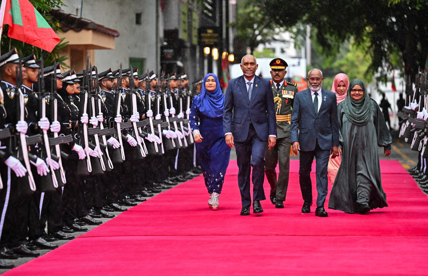 މިއަހަރު ރިޔާސީ ބަޔާން އިއްވުމަށް ބޭއްވި ޖަލްސާއަށް ރައީސް ޑރ. މުހައްމަދު މުއިއްޒާއި އަނބިކަނބަލުން ސާޖިދާ މުހައްމަދު މަޖިލީހުގެ ރައީސް އަބްދުއްރަހީމް އަބްދުﷲގެ ދެކަނބަލުން ވަޑައިގަންނަވަނީ --- ފޮޓޯ/ރައީސް އޮފީސް