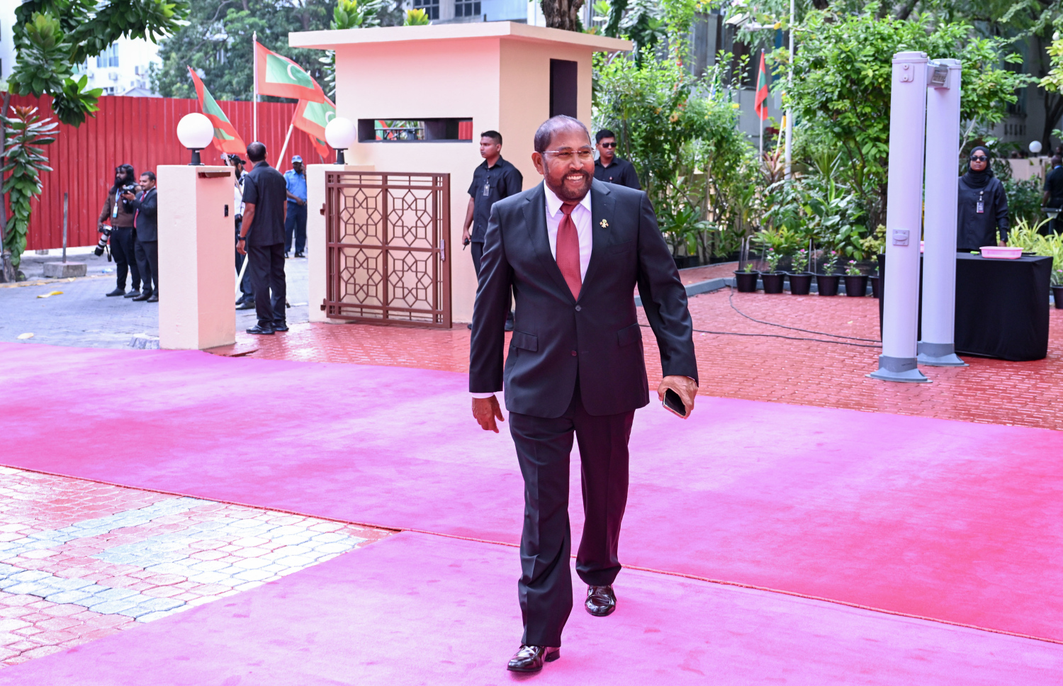 ރިޔާސީ ބަޔާން އިއްވުމަށް ބޭއްވި މަޖިލީހުގެ ޖަލްސާއަށް ޖޭޕީގެ ރައީސް ގާސިމް އިބްރާހިމް މަޖިލީހަށް ވަޑައިގަންނަވަނީ --- ފޮޓޯ/ރައީސް އޮފީސް