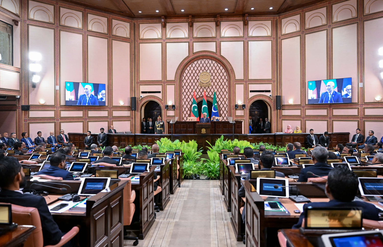 ރިޔާސީ ބަޔާން އިއްވުމަށް ބޭއްވި މަޖިލިސް ޖަލްސާ --- ފޮޓޯ/ރައީސް އޮފީސް