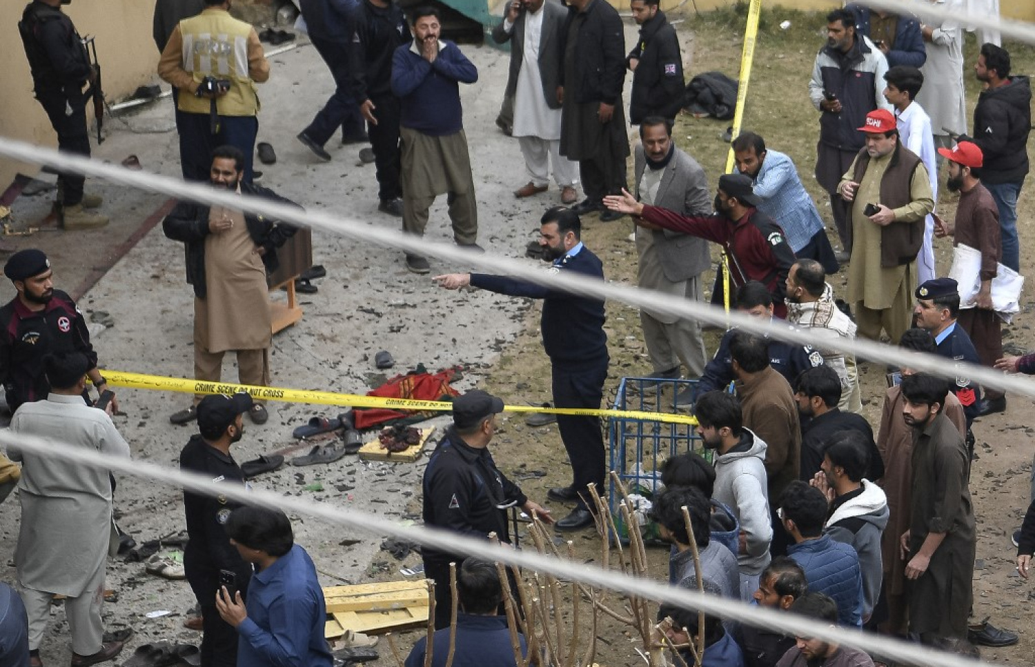 ޕާކިސްތާނުގެ މިސްކިތެއްގައި މިއަދު ދިން ހަމަލާއަށް ފަހު އެތަން އޮތް ގޮތް. -- ފޮޓޯ: އޭއެފްޕީ