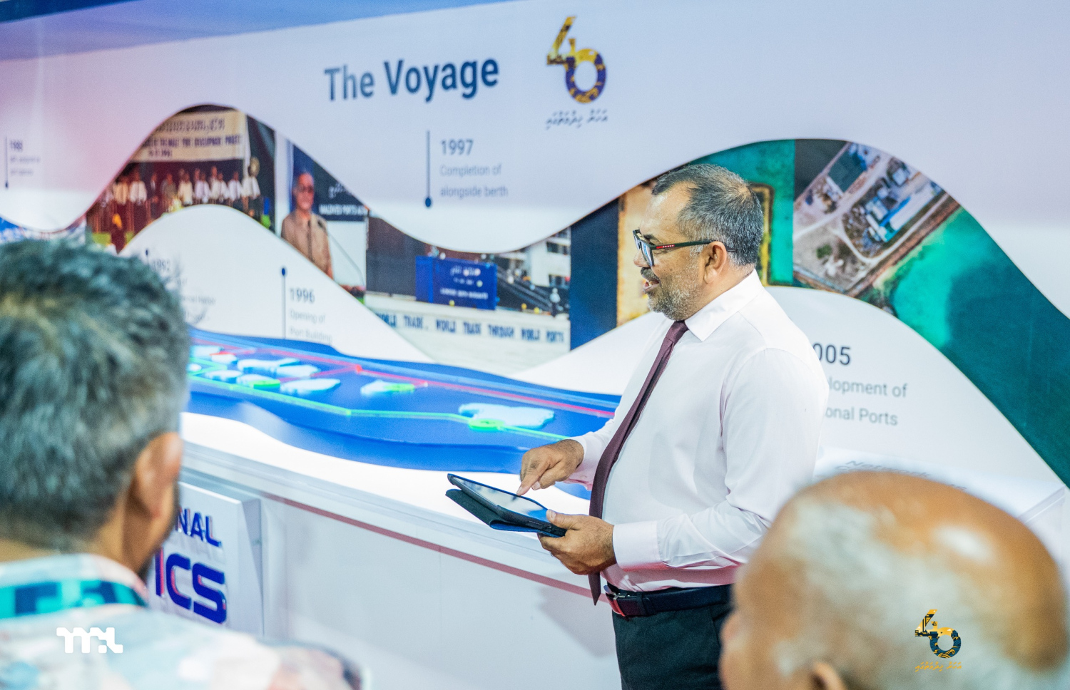 ފިނޭންސް މިނިސްޓަރު ޒަމީރު މޯލްޑިވްސް ނޭޝަނަލް ލޮޖިސްޓިކްސްގެ ހިދުމަތް އިއްޔެ އިފުތިތާހު ކޮށްދެއްވަނީ.---ފޮޓޯ: އެމްޕީއެލް