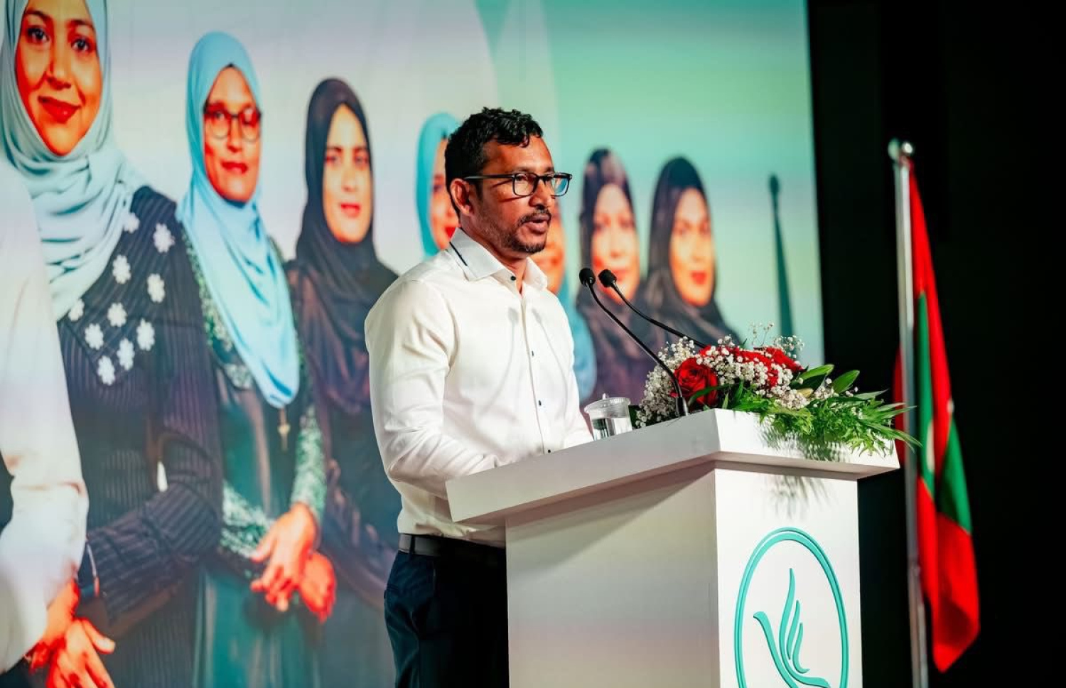 ލޯކަލް އިންތިހާބަށް ޕީއެންސީގެ ޓިކެޓުގައި ކުޅުދުއްފުށިން ވާދަކުރާ ކެންޑިޑޭޓުންގެ ކެމްޕެއިން ރަސްމީކޮށް ފެށުމަށް ރޭ އެ ސިޓީގައި ބޭއްވި ޖަލްސާގައި ފަލާހު ވާހަކަ ދައްކަވަނީ.---ފޮޓޯ: ޕީއެންސީ