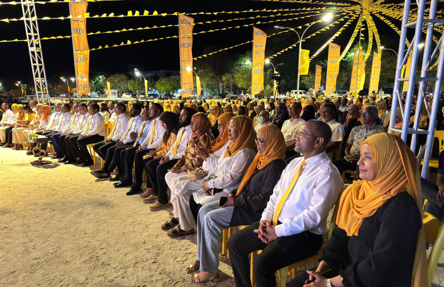 ލޯކަލް އިންތިހާބަށް އައްޑޫގެ ކެމްޕެއިން ރަސްމީކޮށް ފެށުމަށް ރޭ ބޭއްވި ހަފުލާގައި ބައިވެރިވި ބައެއް މީހުން.---ފޮޓޯ: އެމްޑީޕީ