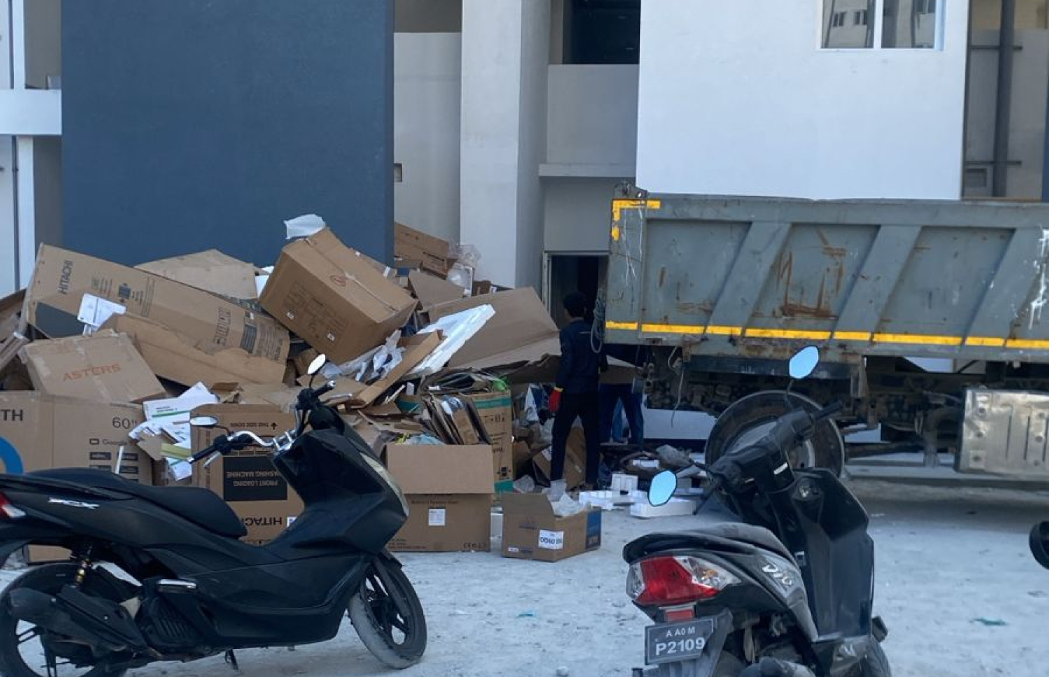 ފަހި ފްލެޓުތަކުގެ ބޭރަށް އަޅާފައި ހުރި ކަރުދާސް ފޮށިތައް ނެގުމުގެ މަސައްކަތް އެފްޑީސީން ކުރަނީ.