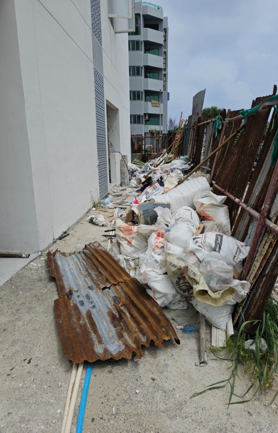 ފަހި ފްލެޓް ޓަވަރެއްގެ ބޭރަށް ކުނި އަޅާފައި