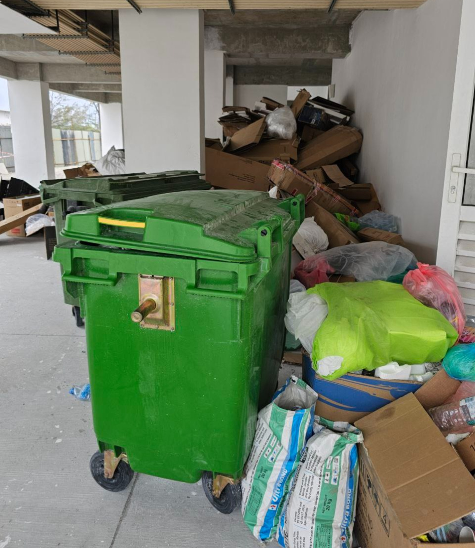 ފަހި ފްލެޓް ޓަވަރެއްގެ ތެރޭގައި ކުނި ޖަމާކޮށްފައި