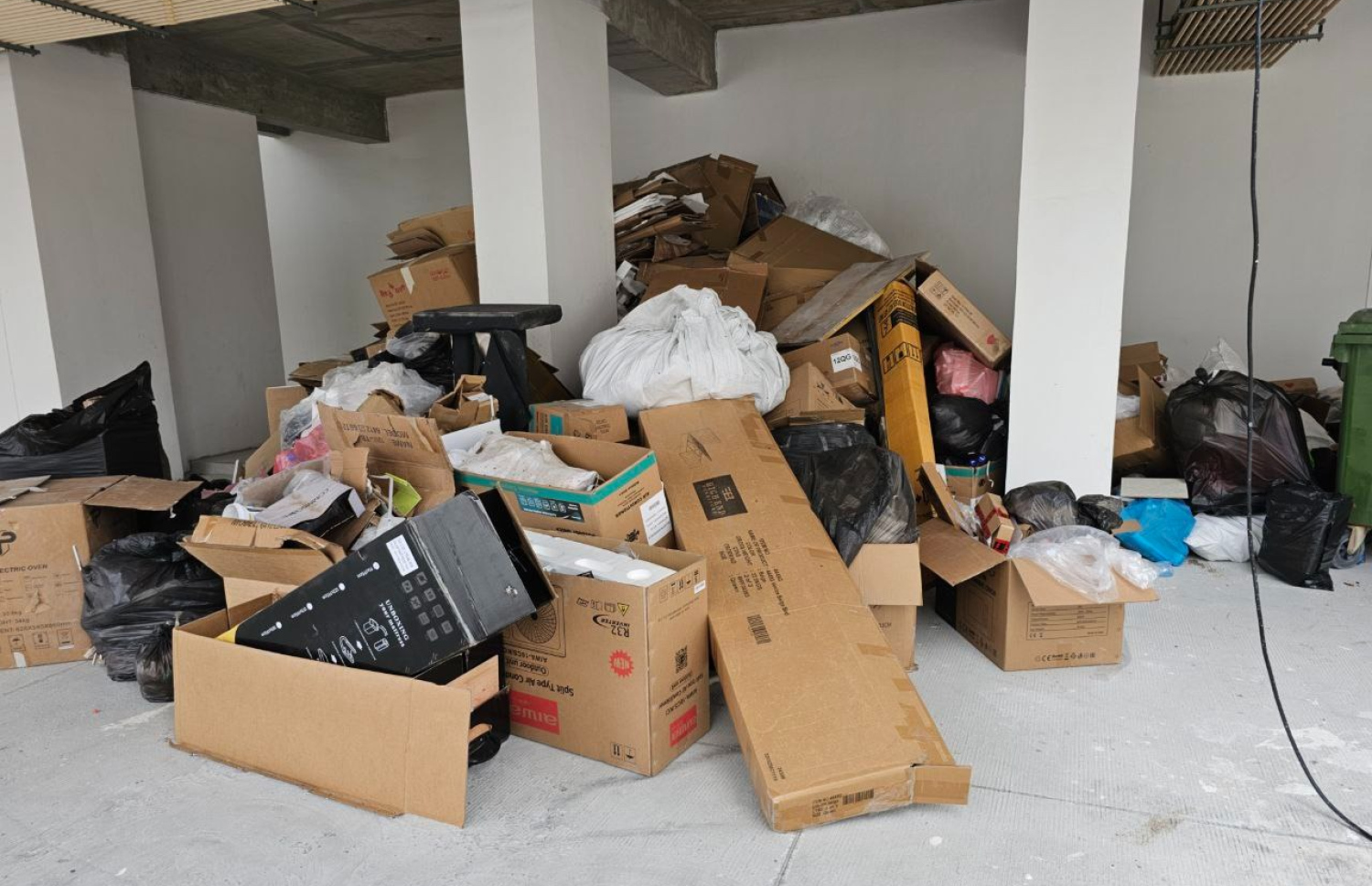 ފަހި ފްލެޓް ޓަވަރެއްގެ ތެރޭގައި ކުނި ޖަމާކޮށްފައި