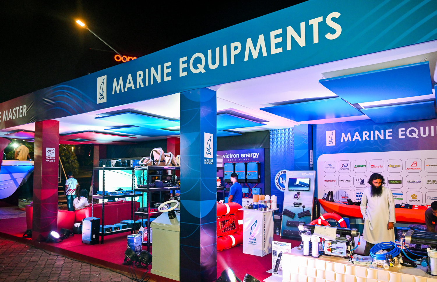 މެރިން އިކުއިޕްމަންޓުގެ ސްޓޯލް.