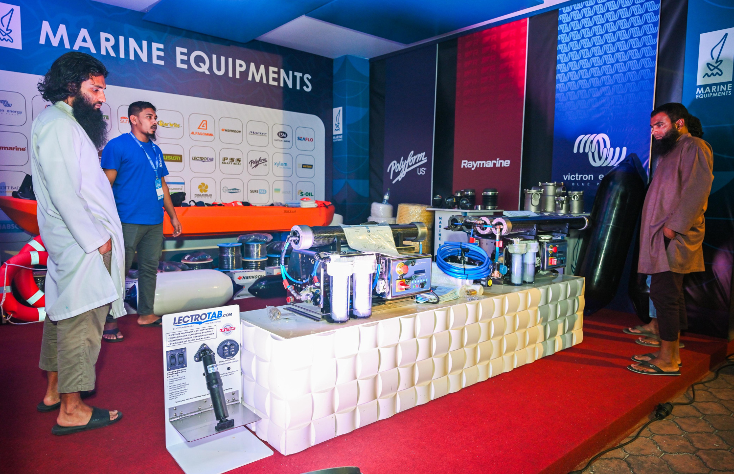 މެރިން އިކުއިޕްމަންޓުގެ ސްޓޯލް.